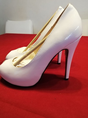 White patent leather bridal pumps Fish toe style new with red soles