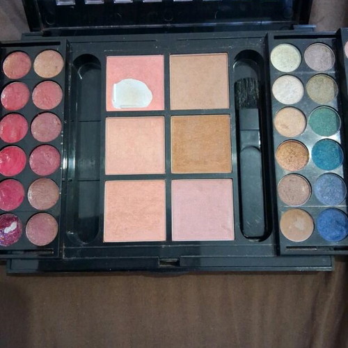 Makeup palette used with 36 lip colors, 6 blushes, 36 eyeshadows and mirror