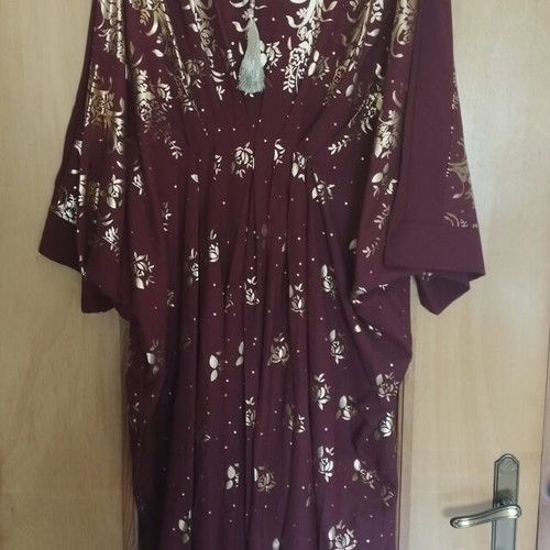 Arabic style kaftan burgundy with gold print, like new, plus size