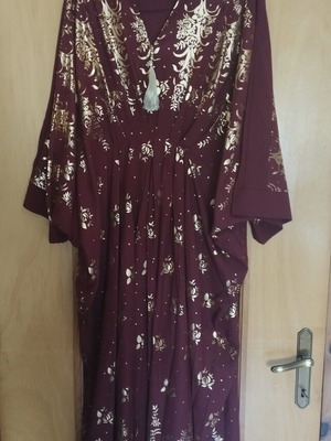 Arabic style kaftan burgundy with gold print, like new, plus size