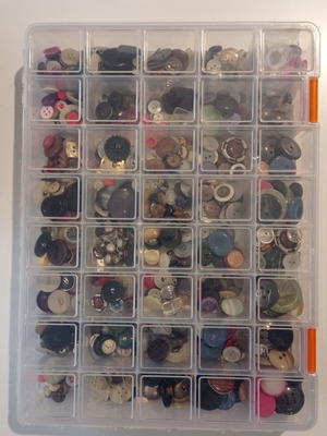 Buttons used for jewelry and crafts, set of 800 with storage box