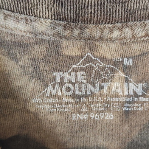 The Mountain Chocolate Lab T-shirt size M like new, colorful