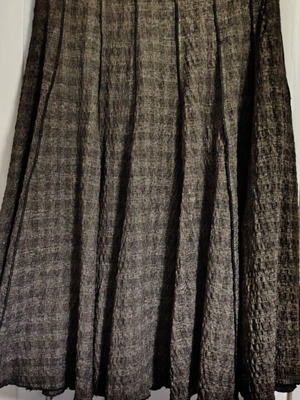 Skirt thick fabric with pleats new, size 46