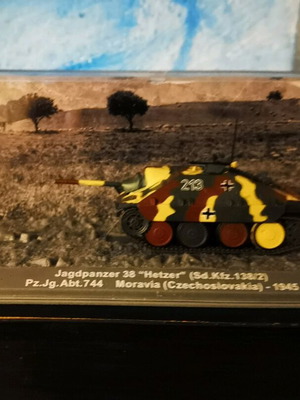 Tanks WW2 1/72 like new with magazine