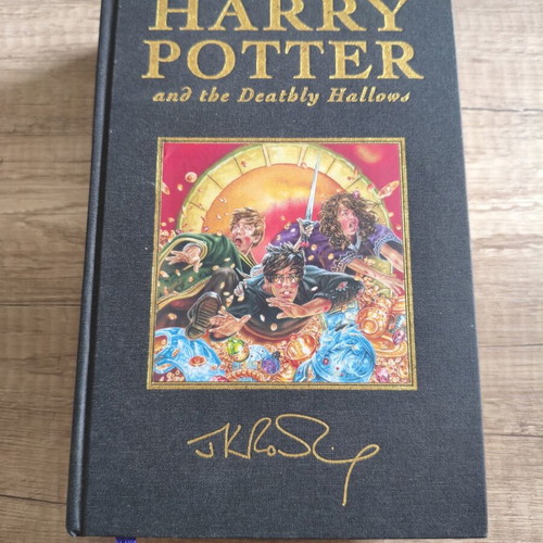 Harry Potter and the Deathly Hallows book