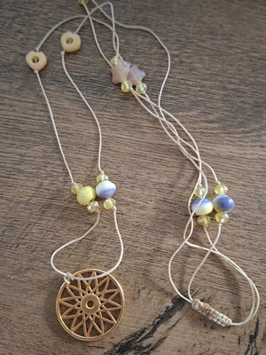 Necklace with adjustable opening like new, gold with yellow details
