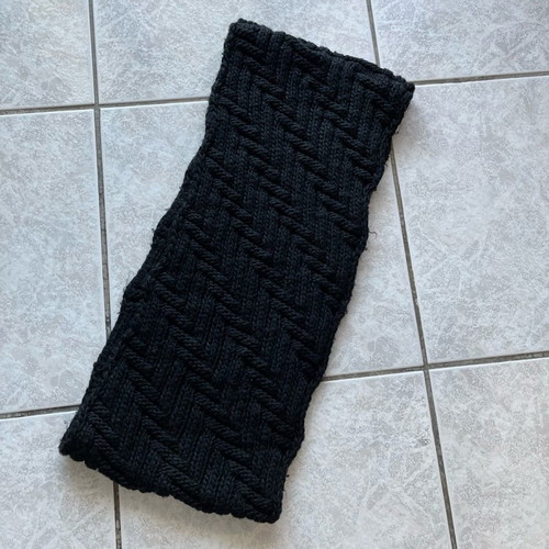 Neck scarf new, black with unique stitching