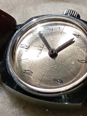 Vintage γερμανικό μηχανικό ρολόι Ruhla μεταχειρισμένο με δερμάτινο λουράκι