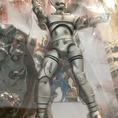 Ultron figure 7 inches Marvel Diamond Select new sealed with base
