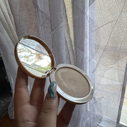 W7 Glowcomotion shimmer highlighter eyeshadow used