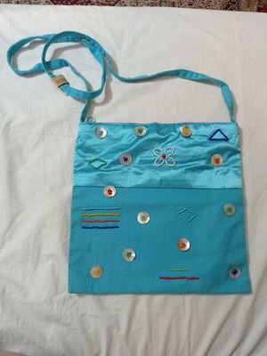 Τσαντάκι κεντημένο με κοχύλια και χάντρες αμεταχείριστο