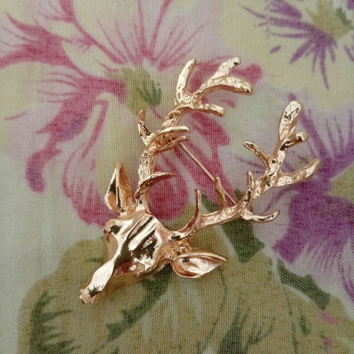 Deer brooch new, gold color