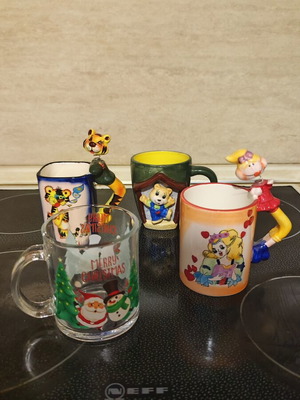 Mugs set of 4 like new, various designs and colors