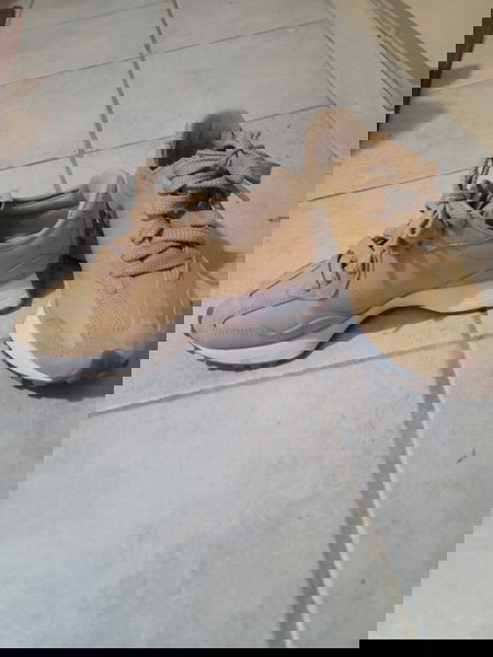 New Balance 327