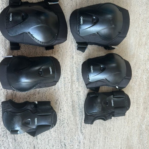 Rollerblades used, size 38.5-40.5, red with protective gear