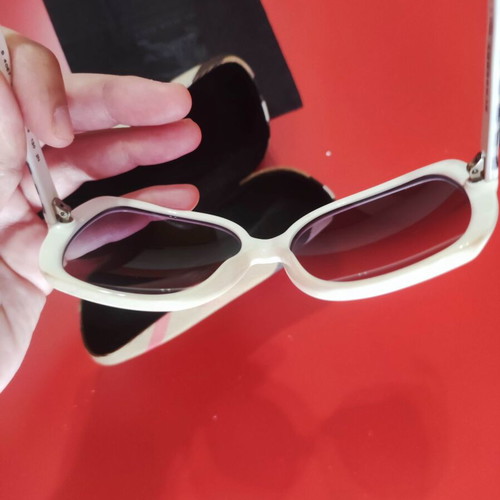 Burberry sunglasses B 4067 white like new with case