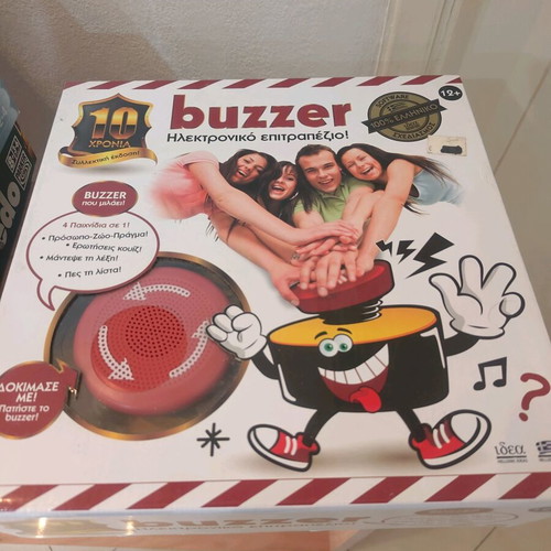 Buzzer knowledge board game like new