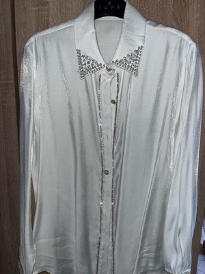 White shirt with subtle pearl and strass details like new