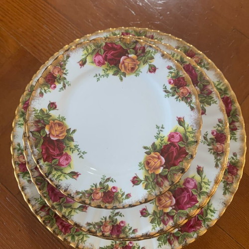Royal Albert Old Country Roses 18-Piece Dinnerware Set like new