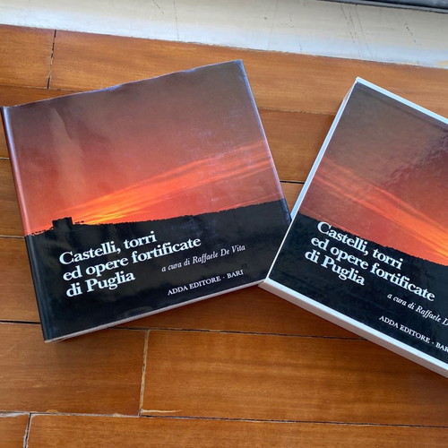 Book Castelli, torri ed opere fortificate di Puglia with hardcover and case