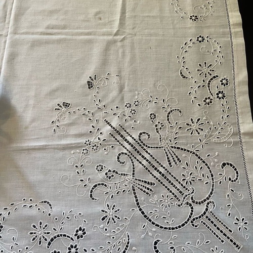 Cutwork tablecloth like new, handmade white linen fabric