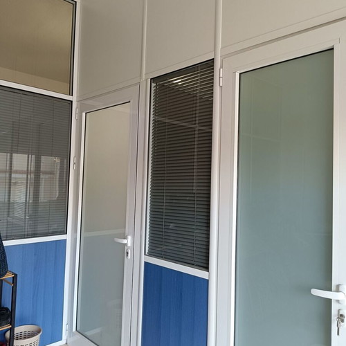 Office partitions with double glass and internal blinds, like new, 15m
