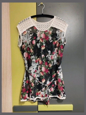 Γυναικεία μπλούζα floral μεταχειρισμένη με δαντέλα ν. L