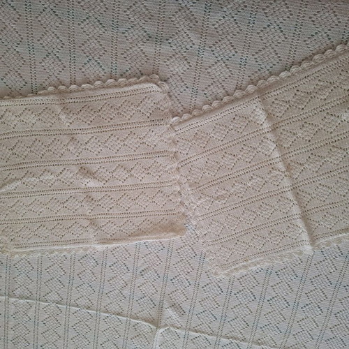 Knitted blanket and 2 pillowcases like new