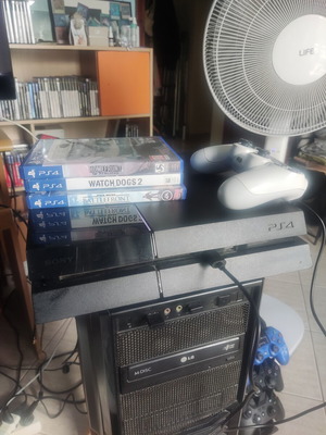 PlayStation 4 κονσόλα σαν καινούργιο με χειριστήριο και 6 παιχνίδια