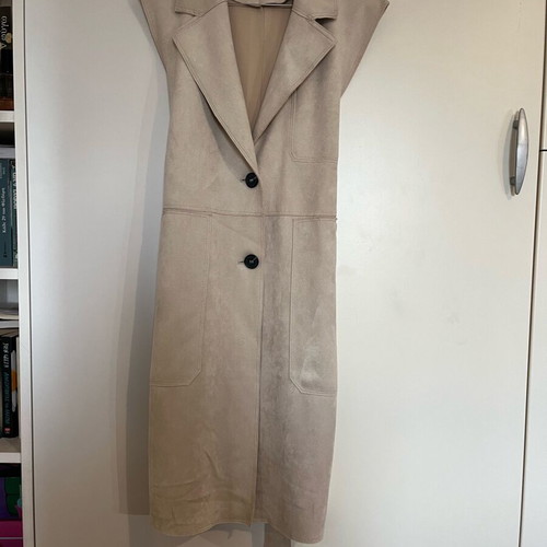 Sleeveless beige Zara coat size S like new
