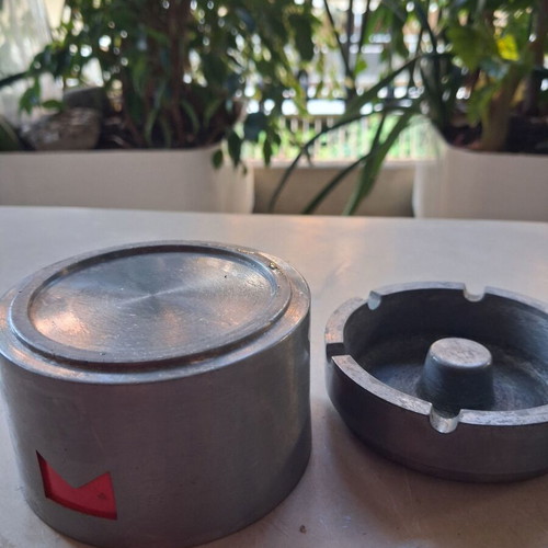 Marlboro metal ashtray, height 9 cm, diameter 7 cm