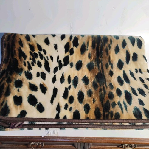 Blanket with leopard motif Dolan like new