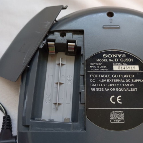 Sony MP3 CD Walkman D-CJ501 used with original charger and in-ear headphones
