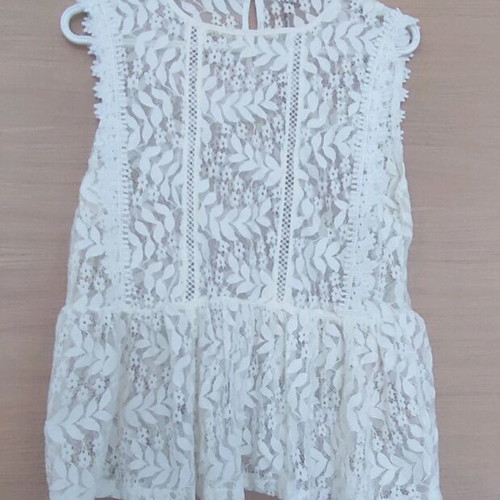 Lace top like new, size medium