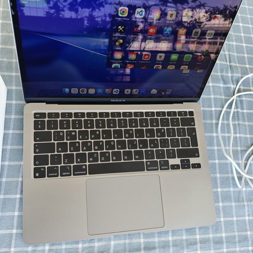 Apple MacBook Air M1 2020 13" 8GB RAM 256GB SSD like new