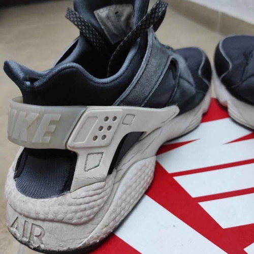 Nike Huarache athletic shoes used, size 42, black and white
