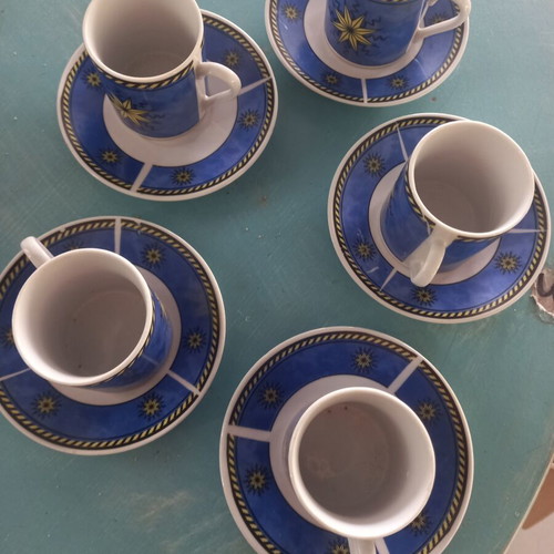 Set of 5 blue coffee cups and 6 saucers