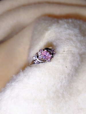 Silver ring with pink stones like new