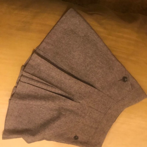 Wool skirt lined with box pleats like new, elegant