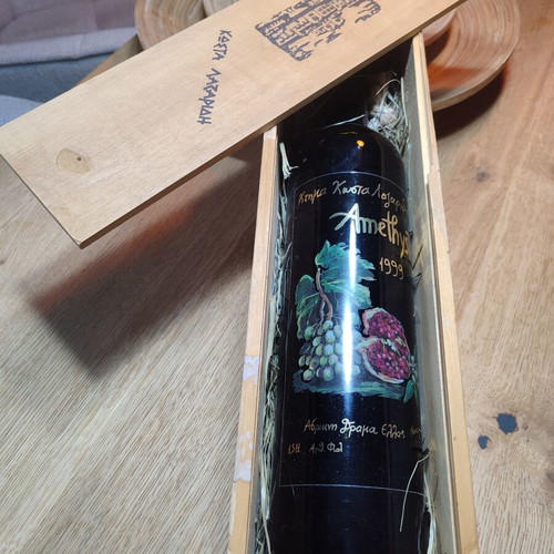 Amethystos 1999 Vintage Magnum wine like new, hand-painted collectible