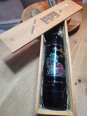 Amethystos 1999 Vintage Magnum wine like new, hand-painted collectible