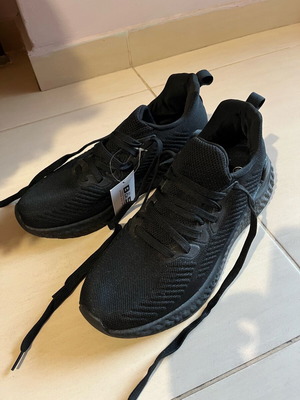 Men's athletic shoes new unworn size 42 black