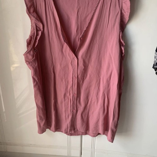 Yookie sleeveless blouse with ruffles XXL like new, pink-salmon
