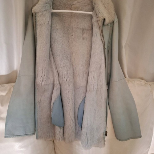 Elegant leather jacket with natural fur, size 38, like new, blue