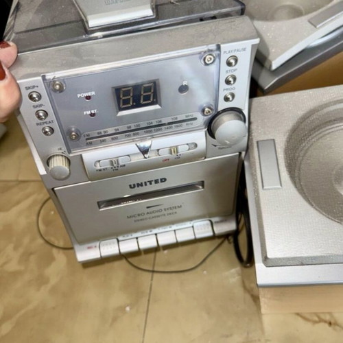 United CD player gray like new