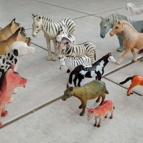 Plastic animal figures pack of 17, horses, zebras and dogs