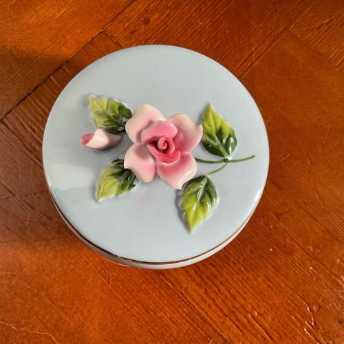Porcelain antique jewelry box 1950s with gold trim in excellent condition