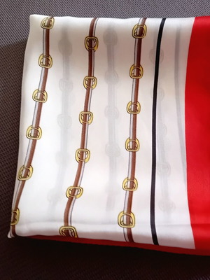 Women's scarf viscose with chain pattern and red border like new