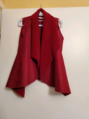 Benissimo red scarf-vest like new with fur collar