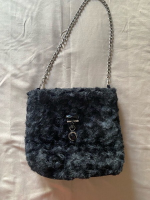 Μαύρη γούνινη τσάντα ώμου σαν καινούργια